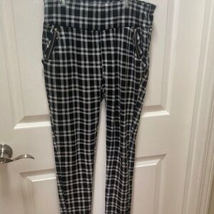 Black & White Plaid Ankle Pants - Women